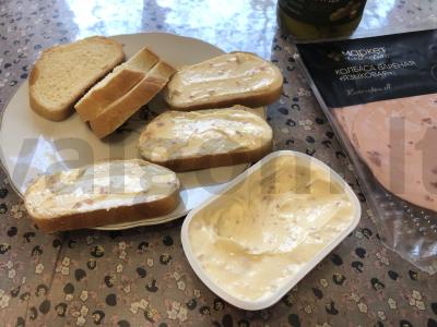 Sumuštiniai su lydytu sūriu ir agurkais pusryčiams Žingsnis 1