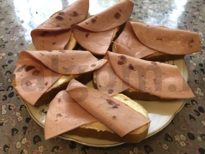 Sumuštiniai su lydytu sūriu ir agurkais pusryčiams Žingsnis 4