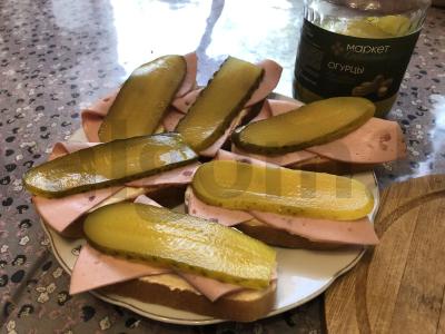 Sumuštiniai su lydytu sūriu ir agurkais pusryčiams Žingsnis 5