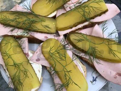 Sumuštiniai su lydytu sūriu ir agurkais pusryčiams pagrindine nuotrauka