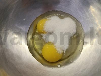 Pieniniai keksiukai su razinomis Žingsnis 1