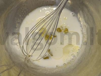 Pieniniai keksiukai su razinomis Žingsnis 2