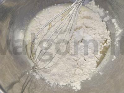 Pieniniai keksiukai su razinomis Žingsnis 3