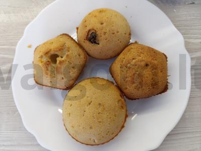 Pieniniai keksiukai su razinomis pagrindine nuotrauka