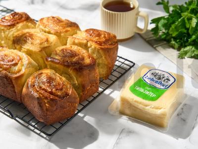 Sūrio-česnakiniai sinabonai pagrindine nuotrauka