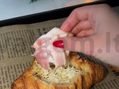 Kruasanas su kiaušiniu ir bekonu Žingsnis 1