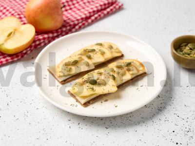 Sumuštiniai su sūriu, obuoliu ir moliūgų sėklomis pagrindine nuotrauka