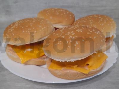 Namų hamburgeris su čederio sūriu pagrindine nuotrauka