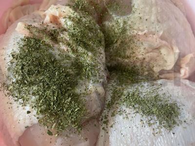 Vištienos šlaunelės su krienais ir grietine Žingsnis 2