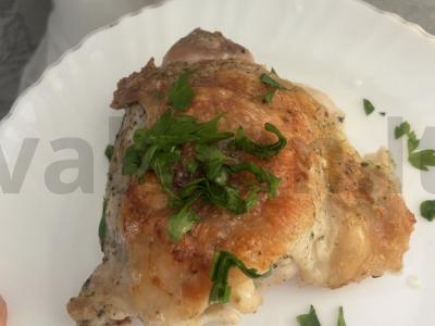 Vištienos šlaunelės su krienais ir grietine pagrindine nuotrauka