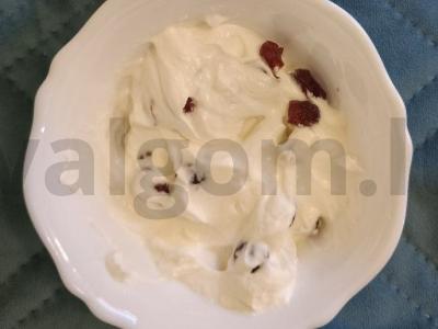 Naudingas desertas su spanguolėmis pagrindine nuotrauka