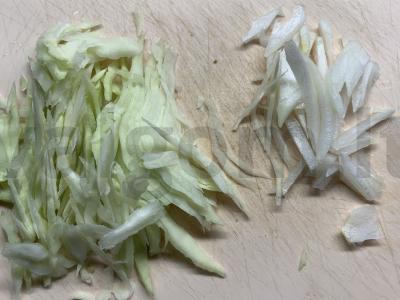 Pomidorų, agurkų, kopūstų ir morkų salotas Žingsnis 3