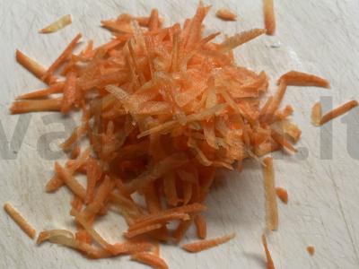 Pomidorų, agurkų, kopūstų ir morkų salotas Žingsnis 4