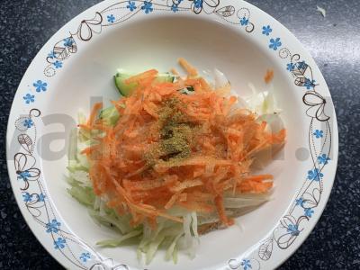 Pomidorų, agurkų, kopūstų ir morkų salotas Žingsnis 5