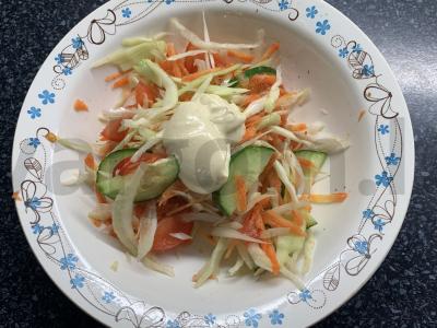 Pomidorų, agurkų, kopūstų ir morkų salotas Žingsnis 6