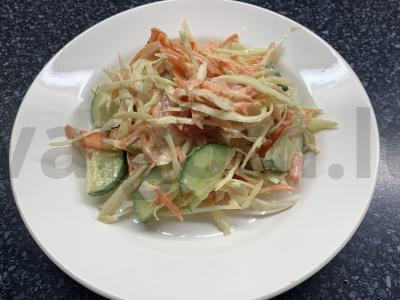 Pomidorų, agurkų, kopūstų ir morkų salotas Žingsnis 7