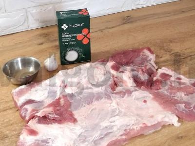 Keptas kiaulienos šoninis Žingsnis 1