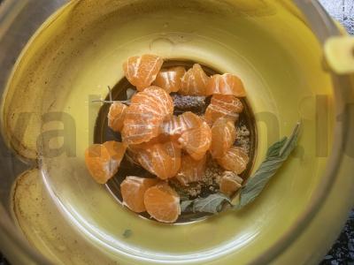 Mandarininis arbata su imbieru, mėta ir medumi Žingsnis 2
