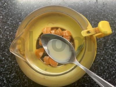 Mandarininis arbata su imbieru, mėta ir medumi Žingsnis 3