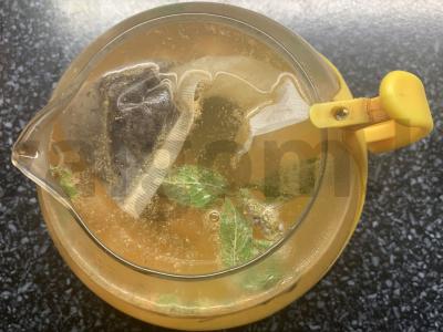 Mandarininis arbata su imbieru, mėta ir medumi Žingsnis 4