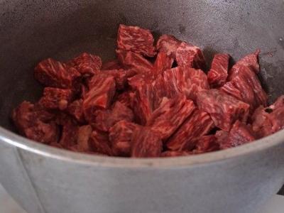 Sultingas jautienos guliašas Žingsnis 3