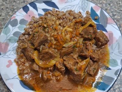 Sultingas jautienos guliašas pagrindine nuotrauka