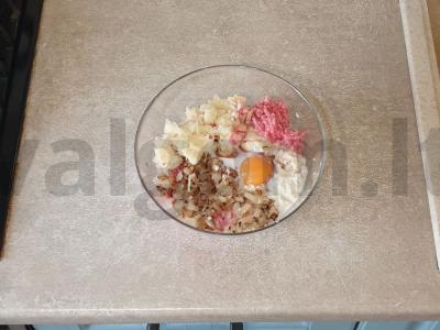 Jautienos kotletai su avižiniais dribsniais ir bulvėmis Žingsnis 4