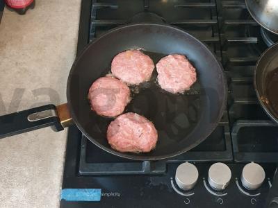 Jautienos kotletai su avižiniais dribsniais ir bulvėmis Žingsnis 5