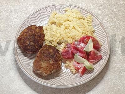 Jautienos kotletai su avižiniais dribsniais ir bulvėmis pagrindine nuotrauka