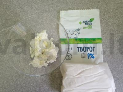 Varškės desertas su gervuogėmis ir vafliniais trupiniais Žingsnis 1