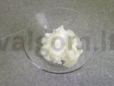 Varškės desertas su gervuogėmis ir vafliniais trupiniais Žingsnis 3