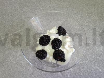 Varškės desertas su gervuogėmis ir vafliniais trupiniais Žingsnis 4