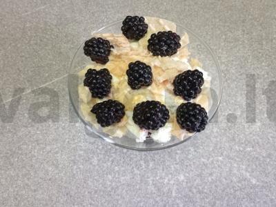 Varškės desertas su gervuogėmis ir vafliniais trupiniais Žingsnis 8