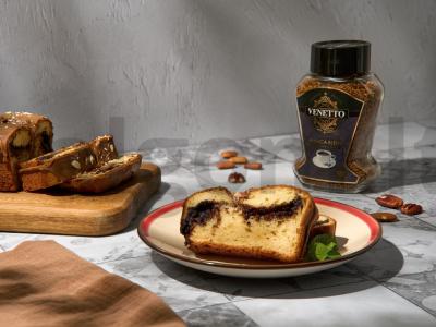 Labai kavos keksas su kremu pagrindine nuotrauka