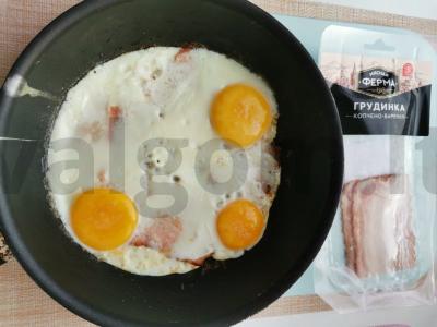 Kiaušinienė su šonine ir pomidorais Žingsnis 1