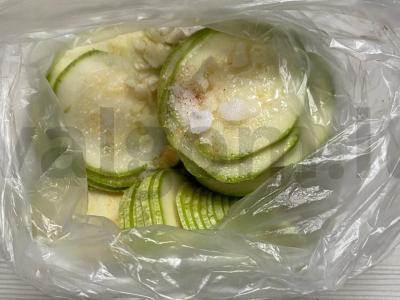 Marinuoti cukinijos maišelyje Žingsnis 3