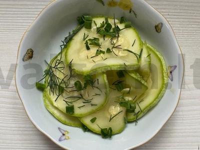 Marinuoti cukinijos maišelyje pagrindine nuotrauka