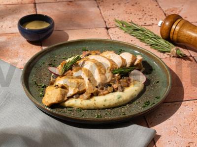 Vištiena garstyčių ir svogūnų padaže pagrindine nuotrauka