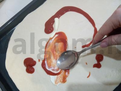 Namų pica su paruoštu tešla ir mocarela Žingsnis 3