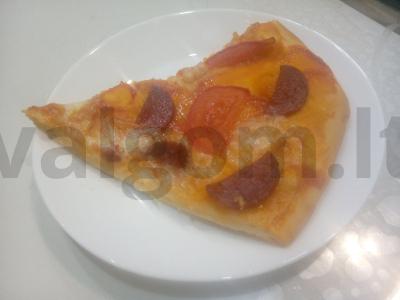 Namų pica su paruoštu tešla ir mocarela pagrindine nuotrauka