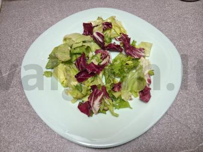 Salotos su daržovėmis, vištiena, kiaušiniu ir slyva Žingsnis 1