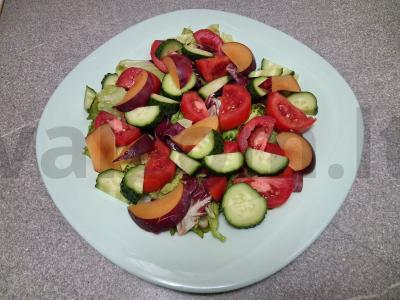 Salotos su daržovėmis, vištiena, kiaušiniu ir slyva Žingsnis 4