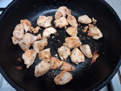 Salotos su daržovėmis, vištiena, kiaušiniu ir slyva Žingsnis 5