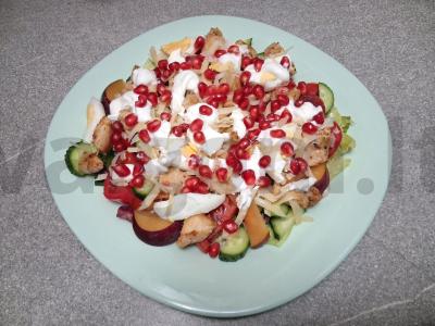 Salotos su daržovėmis, vištiena, kiaušiniu ir slyva pagrindine nuotrauka