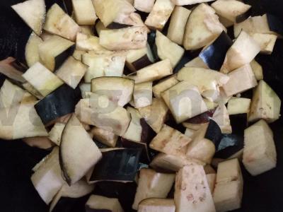 Salotas su keptomis baklažanais, daržovėmis ir sūriu Žingsnis 2