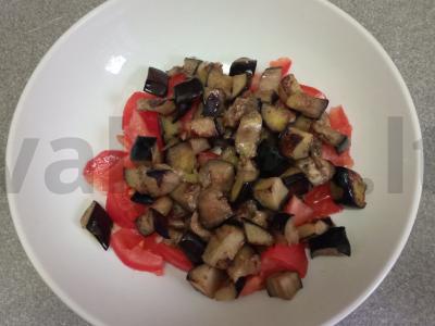 Salotas su keptomis baklažanais, daržovėmis ir sūriu Žingsnis 4