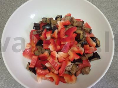 Salotas su keptomis baklažanais, daržovėmis ir sūriu Žingsnis 5