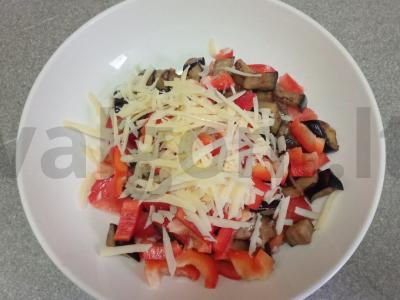 Salotas su keptomis baklažanais, daržovėmis ir sūriu Žingsnis 6