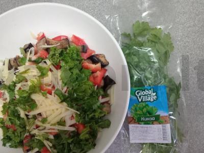 Salotas su keptomis baklažanais, daržovėmis ir sūriu Žingsnis 7