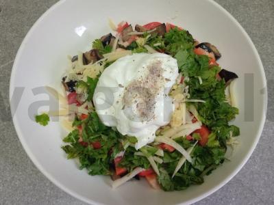 Salotas su keptomis baklažanais, daržovėmis ir sūriu Žingsnis 9